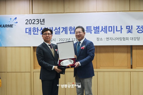 설광상을  수상한 김회률 지이엔지니어링 대표(왼쪽)