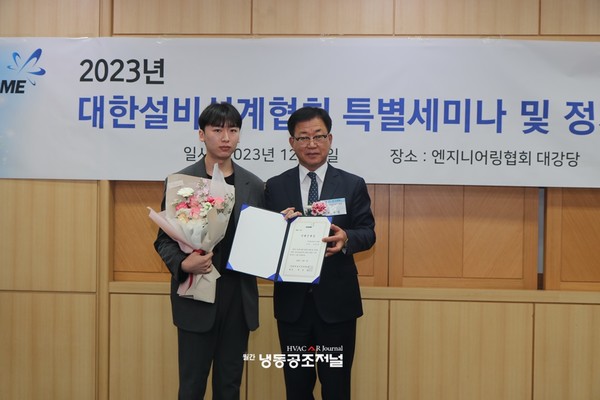 미래인재상을 수상한 박준규 융도엔지니어링 사원(왼쪽)