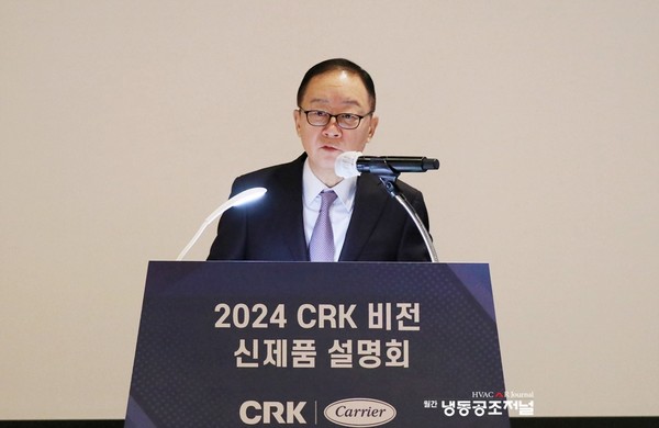 강성희 오텍그룹 회장이 지난 24일 서울 여의도에서 열린 ‘CRK 비전 및 신제품 설명회’에서 인사말을 하고 있다