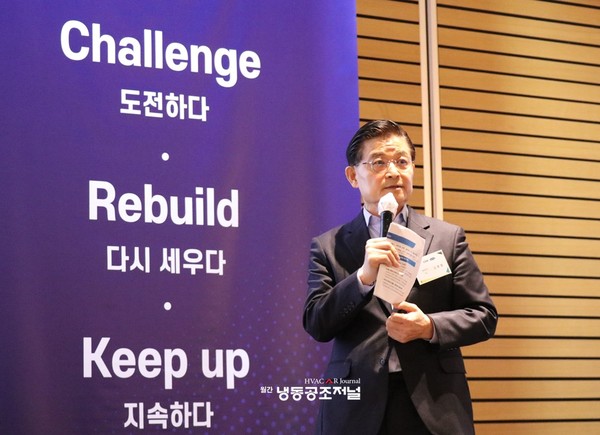 CRK 김병열 대표가 글로벌 캐리어 협업  등 6가지 중기  핵심전략을 설명하고 있다