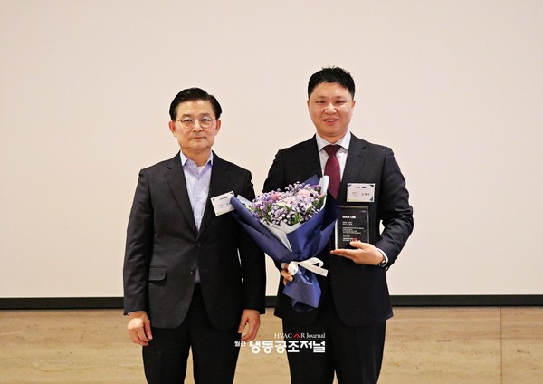 CRK 우수전문점 시상식에서 골드 CRK상을 수상한 예원에스(주) 송범진 대표(오른쪽)