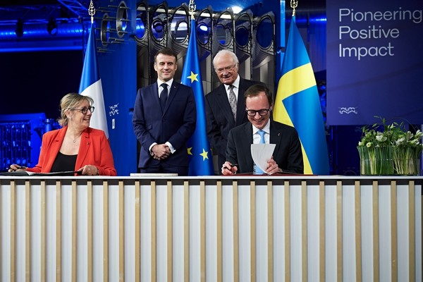 원자력 연구를 위한 협력 구축 의향서에 서명하는 매트 페르손 장관(스웨덴)과 실비 레탈로 장관(프랑스)
