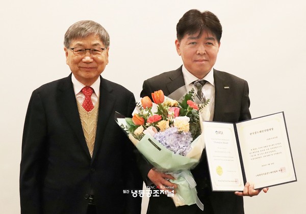 한국마이콤이 ‘제2회 한국콜드체인산업대상’에서 ‘CHAMPION AWARD‘를 수상했다(사진 오른쪽 오무라 토시오 한국마이콤 대표)