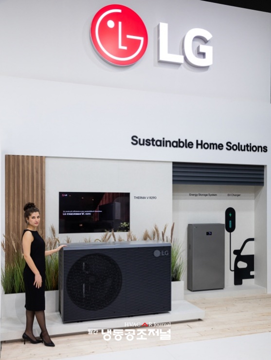LG전자의 고효율 히트펌프 냉난방시스템 ‘써마브이 R290 모노블럭(Therma V R290 Monobloc)’은 차세대 친환경 냉매와 블랙 컬러의 고급스러운 실외기 디자인을 적용해 더욱 업그레이드됐다