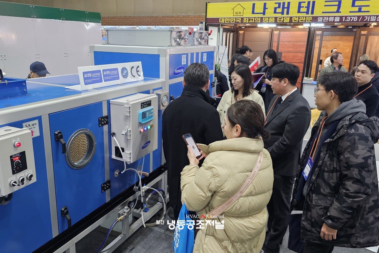 휴먼에어텍 부스 참관객들이 회사 관계자로부터 '전해수 살균장치와 폐열회수기술이 적용된 공기조화기'에 대해 설명을 듣고 있다