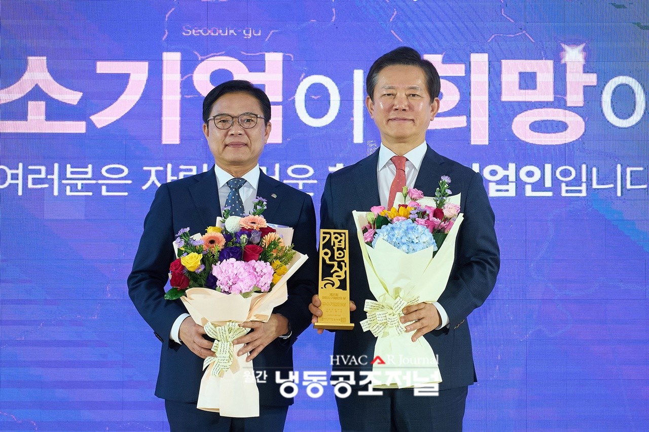 '제21회 천안시 기업인 상’ 시상식에서 신형식 대표가 우수기업인상을 수상했다.(왼쪽부터 김석필 천안시장 권한대행, 신형식 휴먼에어턱 대표)