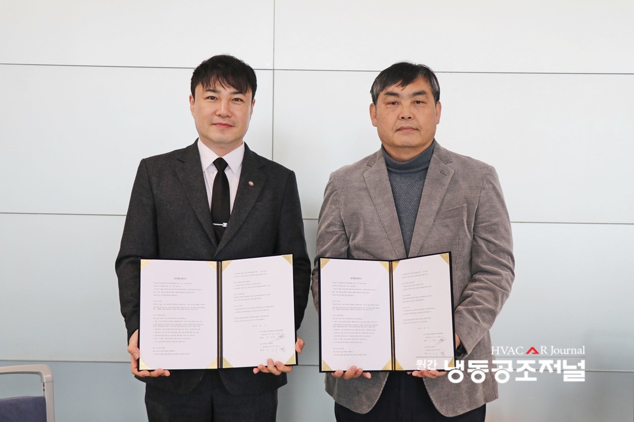 한국냉동공조시공관리협회(회장 이진규, 사진 왼쪽)와 ㈜선진환경(대표 이강우, 사진 오른쪽)은 2월 26일 송도컨벤시아 회의실에서 ‘냉동·공조산업의 친환경적 발전과 냉매의 체계적인 관리를 위한 업무협약(MOU)’을 체결했다.