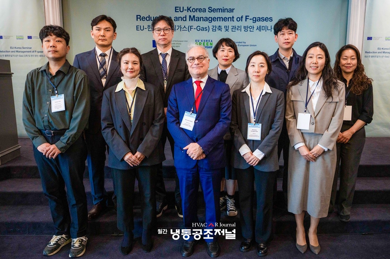 ‘EU-KOREA 불화온실가스(F-GAS) 감축 및 관리 방안 세미나’가 3월 25일 서울 켄싱턴호텔 여의도에서 개최도했다.(앞줄 좌에서 세번 째 주한 EU 아스투토 대사, 뒤줄 좌에서 세번째 정지원 베이어레프 코리아 부장)